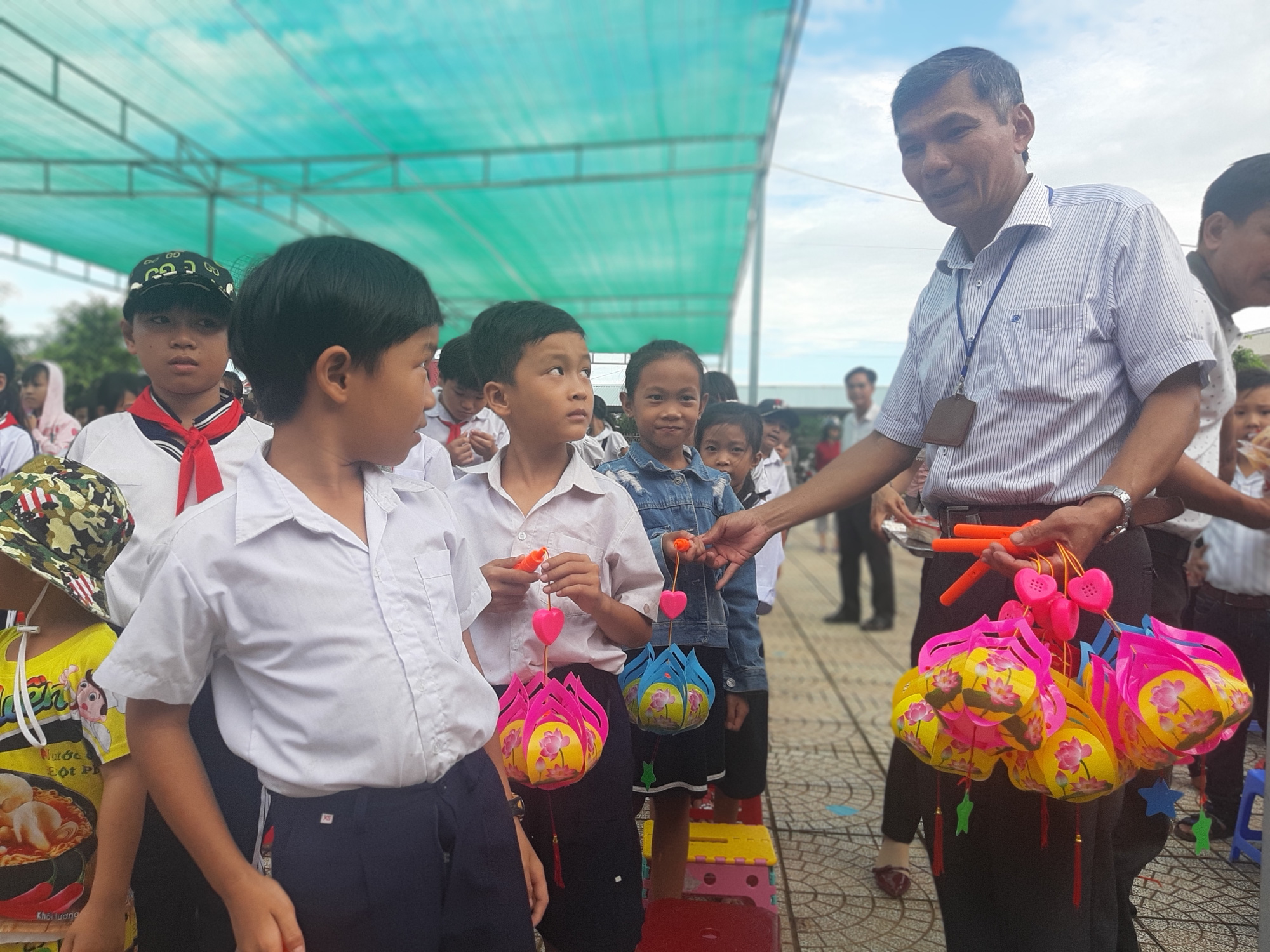 Ấp áp mùa trung thu với trẻ em nghèo Hậu Giang - Ảnh 12.