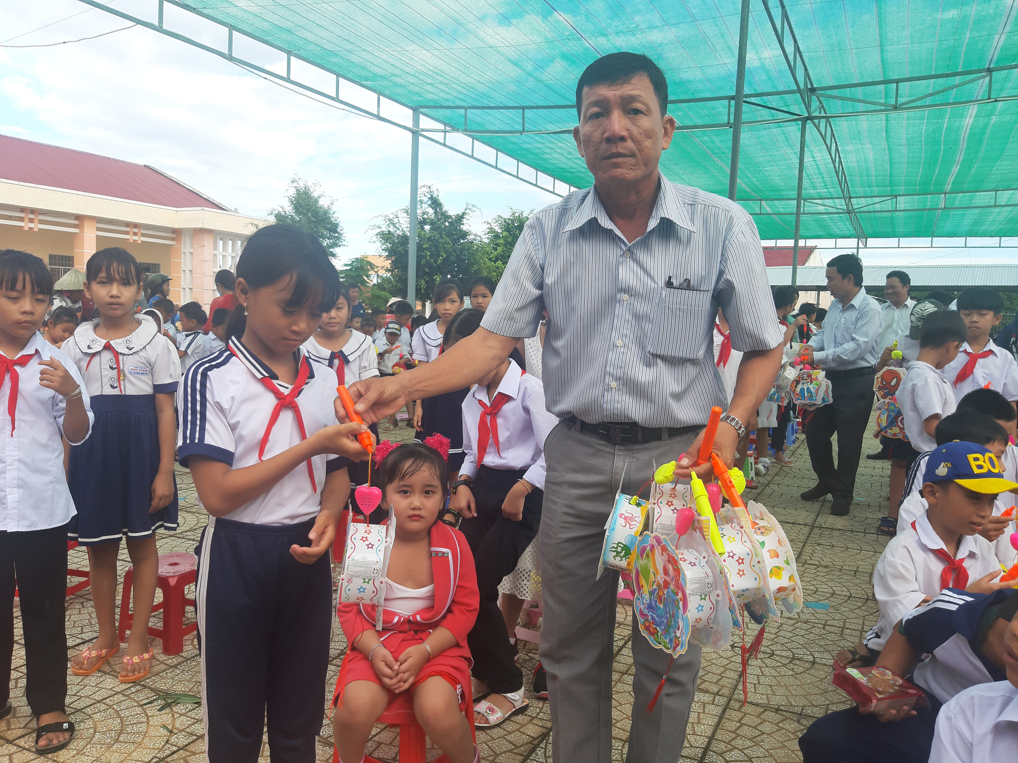 Ấp áp mùa trung thu với trẻ em nghèo Hậu Giang - Ảnh 13.