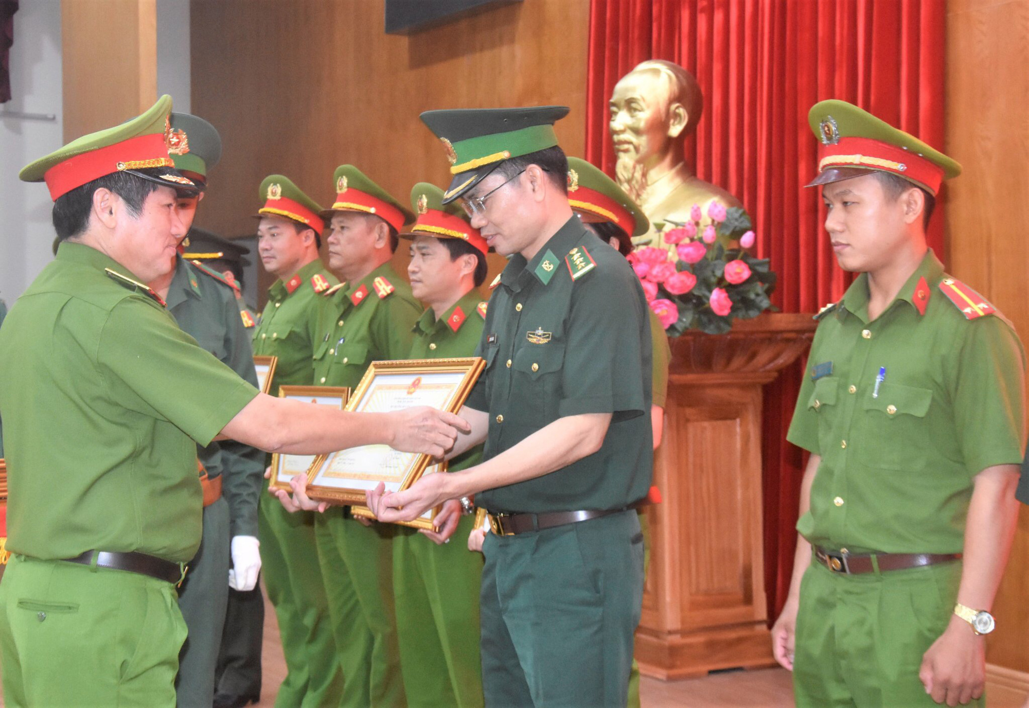 200 c&aacute;n bộ, chiến sĩ ph&aacute; đường d&acirc;y ma tu&yacute; cực lớn từ Cảng C&aacute;t L&aacute;i đi H&agrave;n Quốc - Ảnh 2.