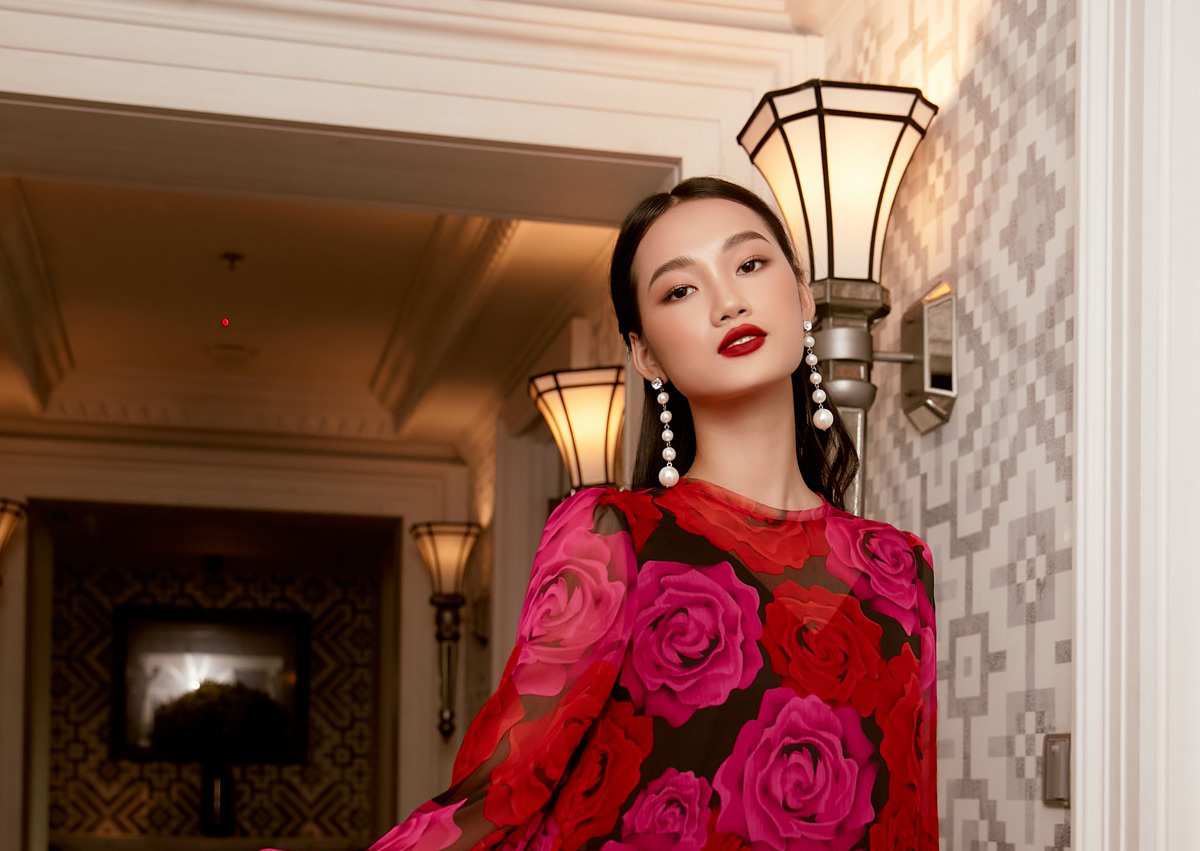 Quỳnh Anh hóa đóa hồng quyến rũ trong các thiết kế mới của Elise
