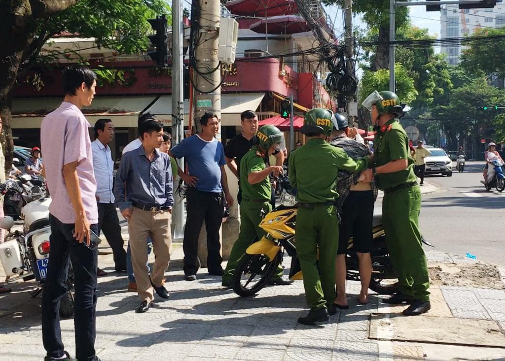 Bị dừng xe kiểm tra, rút dao đâm trọng thương CSGT
