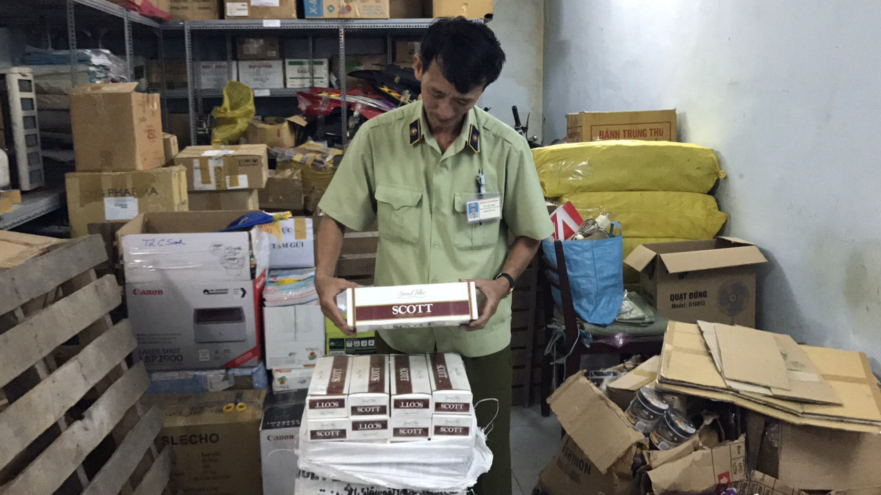 Chỉ cần buôn bán, vận chuyển, tàng trữ và giao nhận 1 bao thuốc lá nhập lậu có thể bị phạt tiền tới 3 triệu đồng