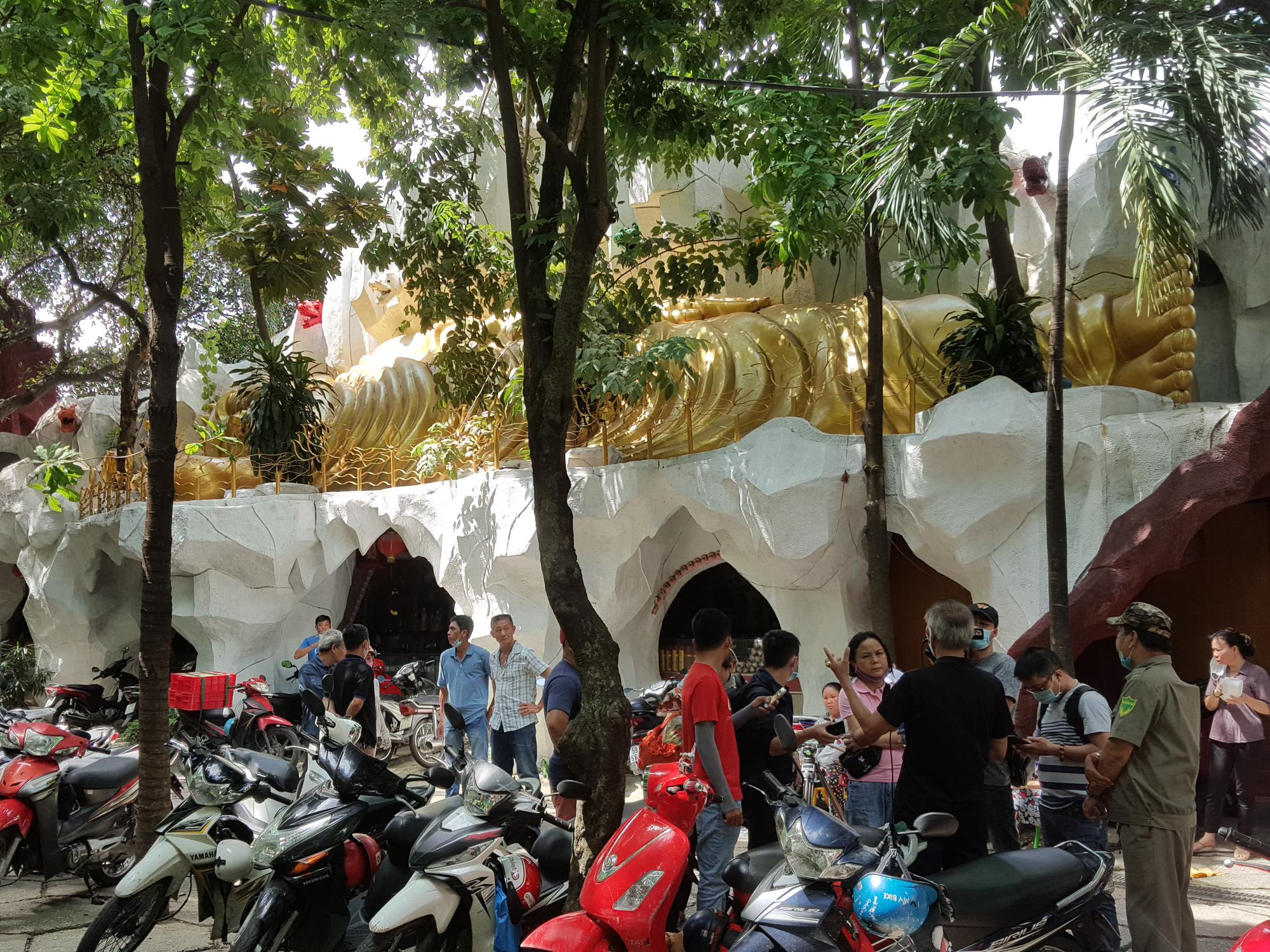 Vẫn rất đông người đến chùa Kỳ Quang 2 hỏi rõ sự tình các hũ tro cốt rơi hình