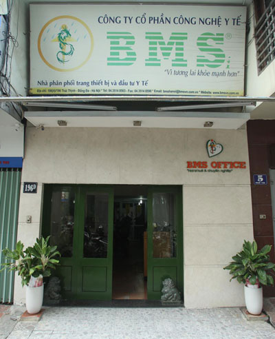 Vụ n&acirc;ng gi&aacute; thiết bị ở Bệnh viện Bạch Mai: C&ocirc;ng ty BMS tr&uacute;ng thầu ở nhiều bệnh viện - Ảnh 1.