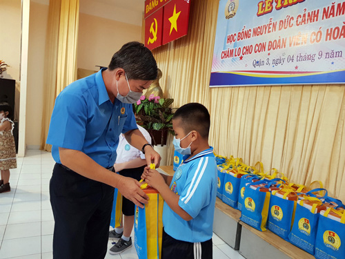 Tiếp sức con CNVC-LĐ khó khăn đến trường
