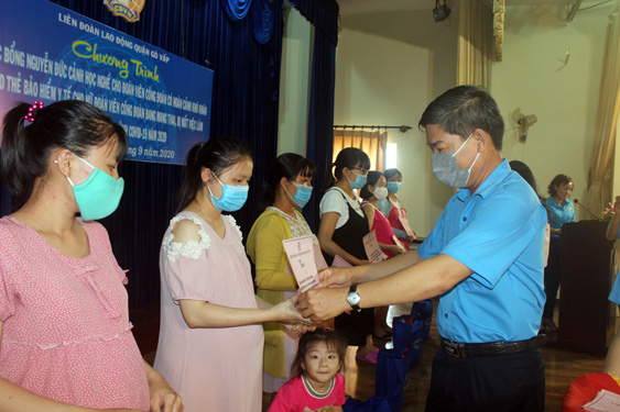Hỗ trợ công nhân bị mất việc làm