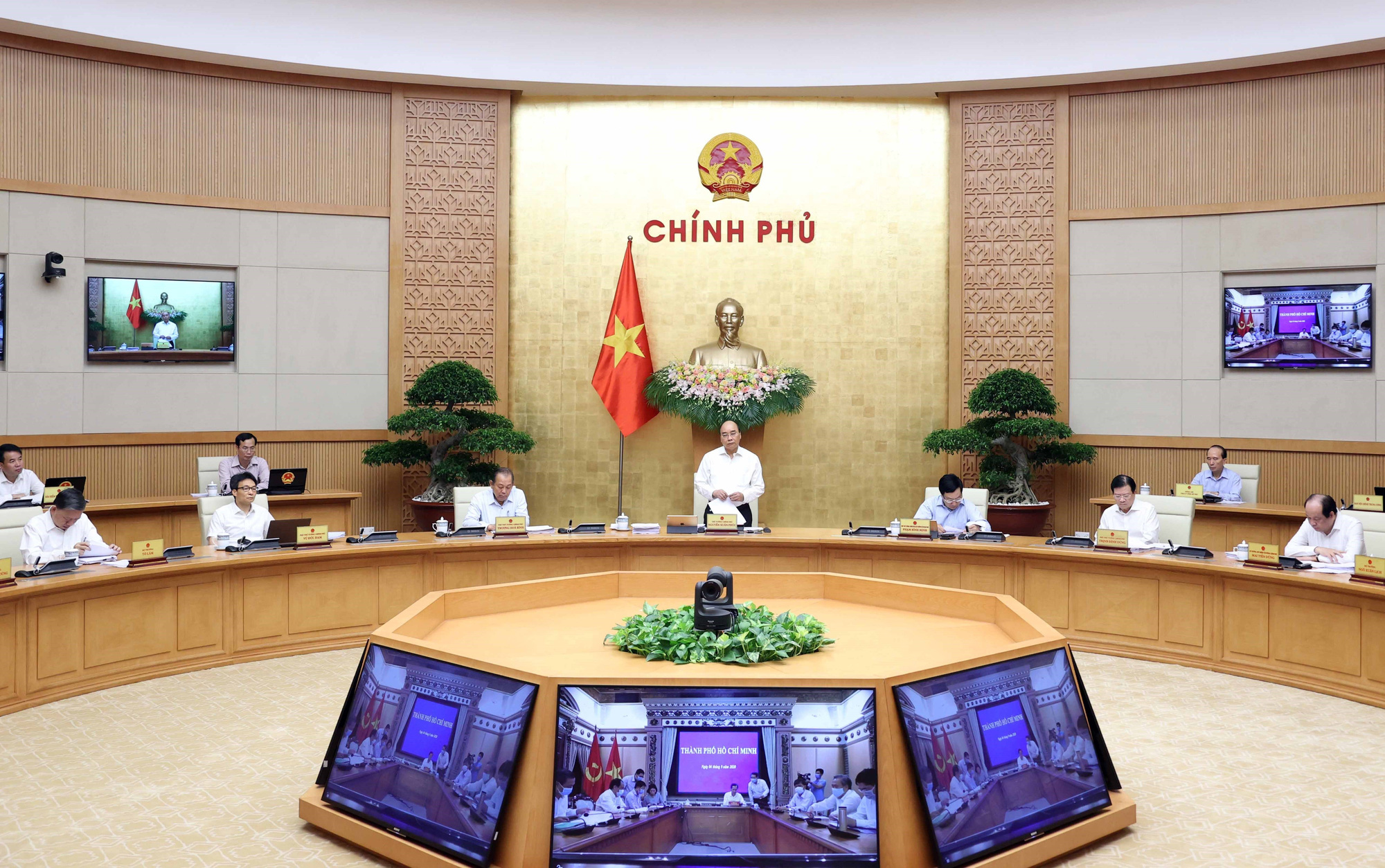 Mở lại đường bay, thu phí cách ly