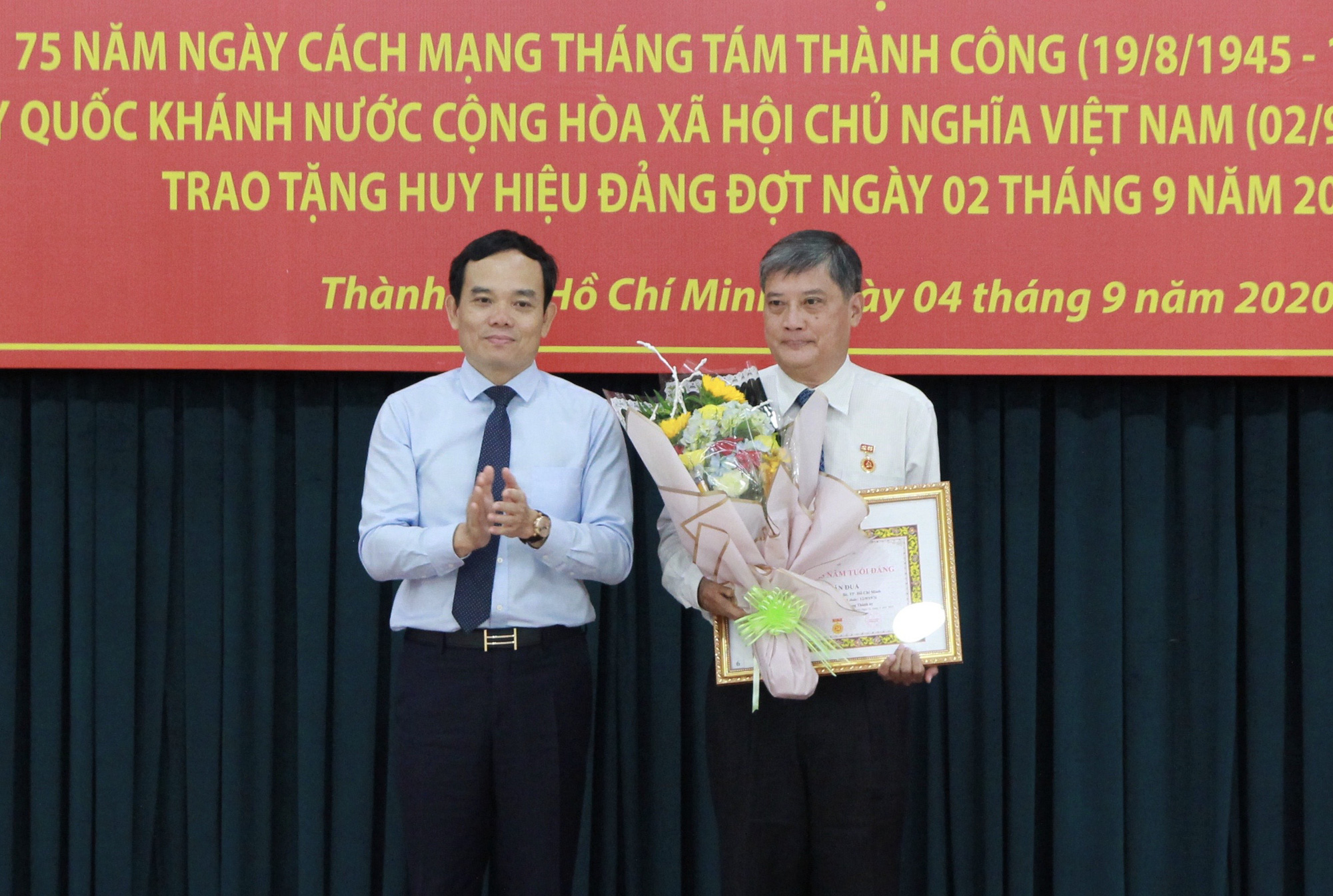 Ông Nguyễn Văn Đua, nguyên Phó Bí thư Thường trực Thành ủy TP HCM  nhận huy hiệu 45 năm tuổi Đảng