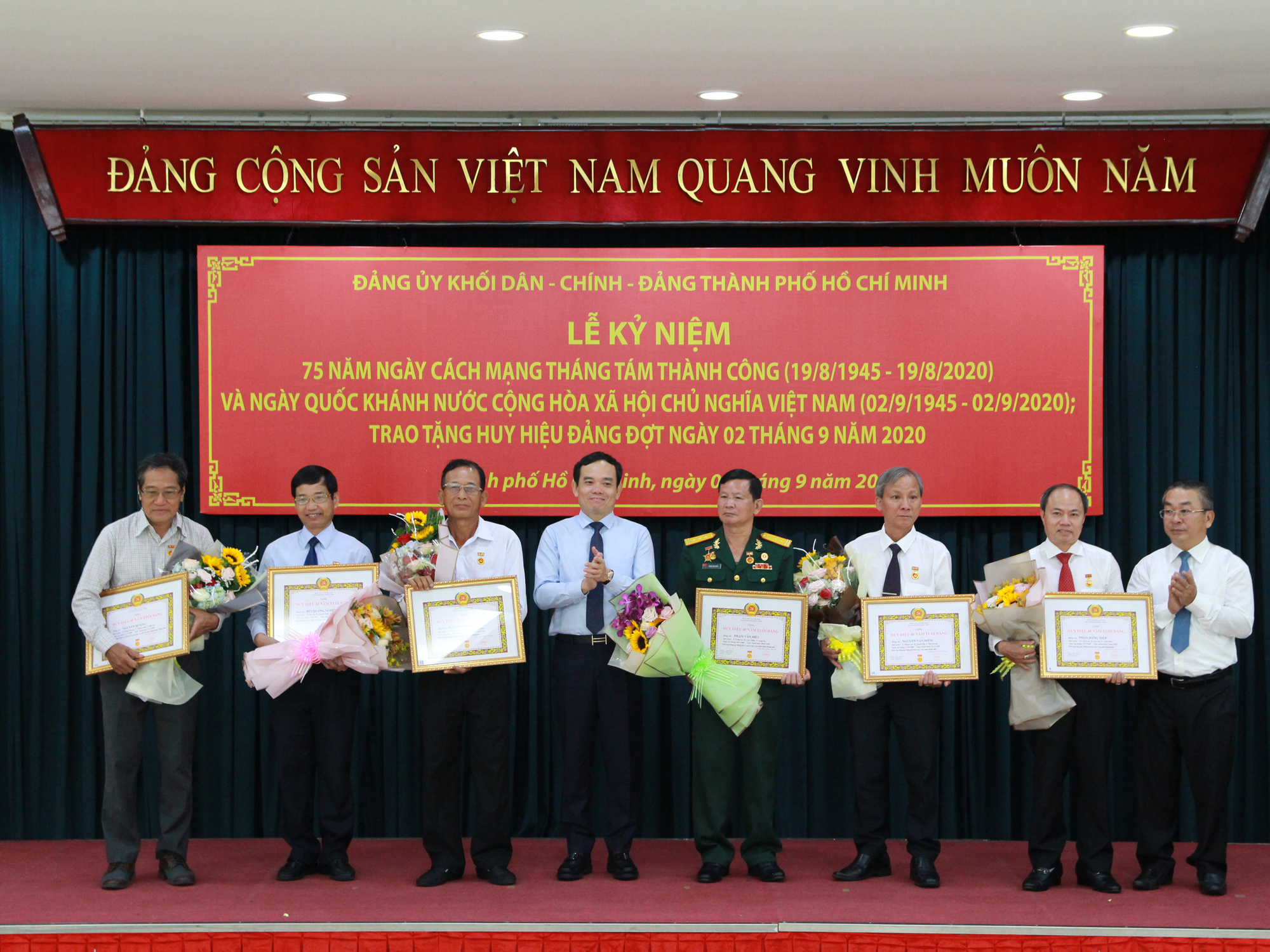 &Ocirc;ng Nguyễn Văn Đua, nguy&ecirc;n Ph&oacute; B&iacute; thư Thường trực Th&agrave;nh ủy TP HCM  nhận huy hiệu 45 năm tuổi Đảng - Ảnh 2.