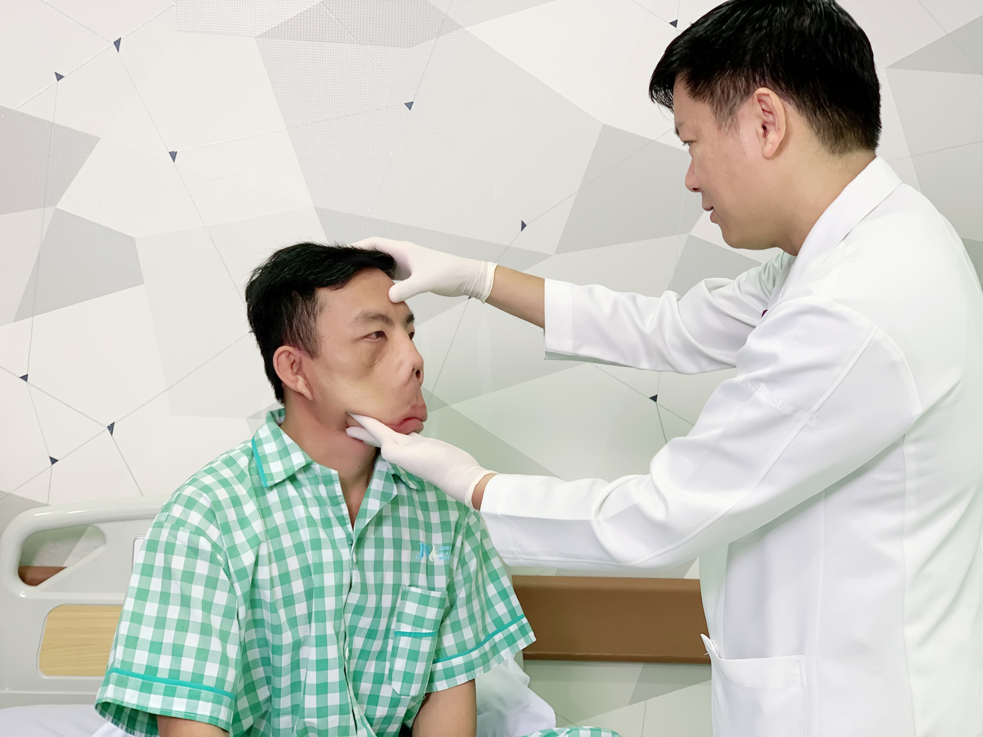 Mở băng phẫu thuật chàng trai mặt quỷ, cả bác sĩ và bệnh nhân phải bất ngờ - Ảnh 1.