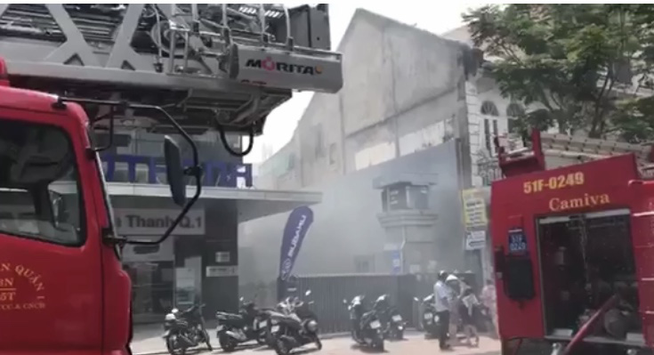 CLIP: Cháy trên đường Yersin - quận 1, cả khu vực náo loạn