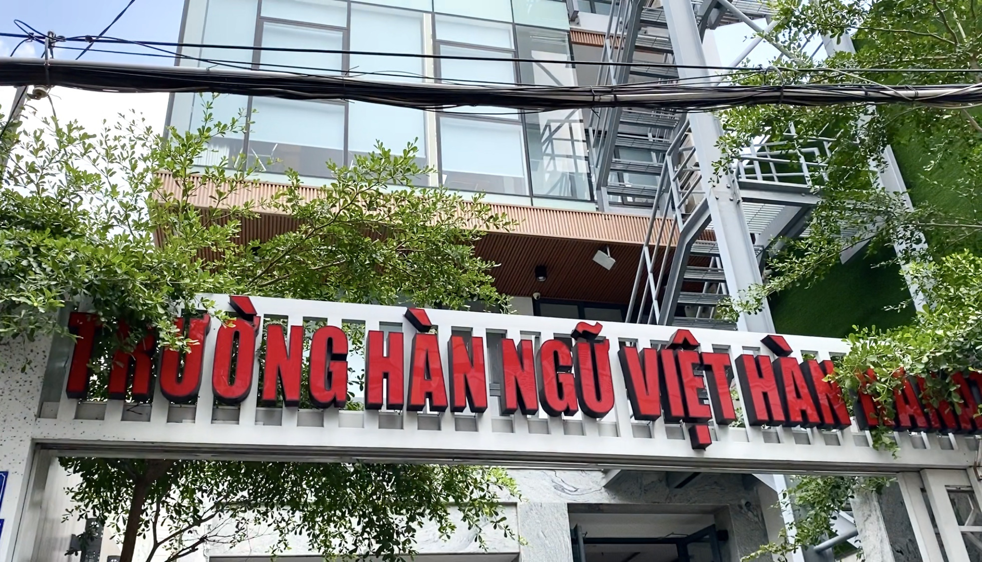 Khám phá căn nhà 6 tầng và kho lưu niệm đáng nhớ của trợ lý Lê Huy Khoa - Ảnh 2.