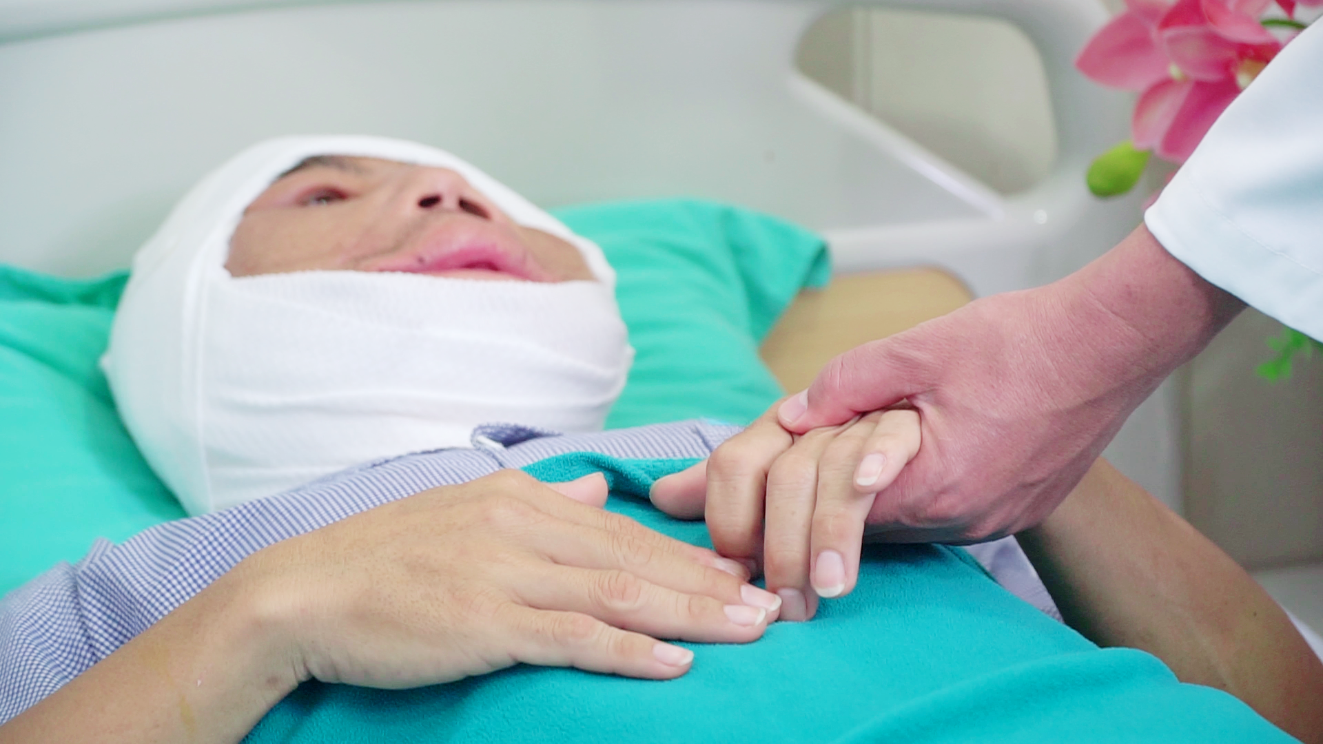 Mở băng phẫu thuật "chàng trai mặt quỷ", cả bác sĩ lẫn bệnh nhân đều bất ngờ