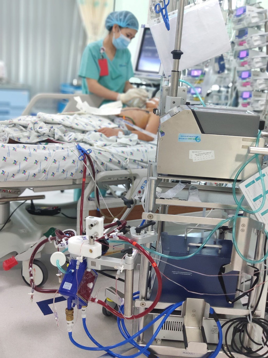 Mẹ bị s&aacute;t hại, cha đi th&ecirc;m bước nữa, b&eacute; trai l&acirc;m cảnh ngặt ngh&egrave;o - Ảnh 2.