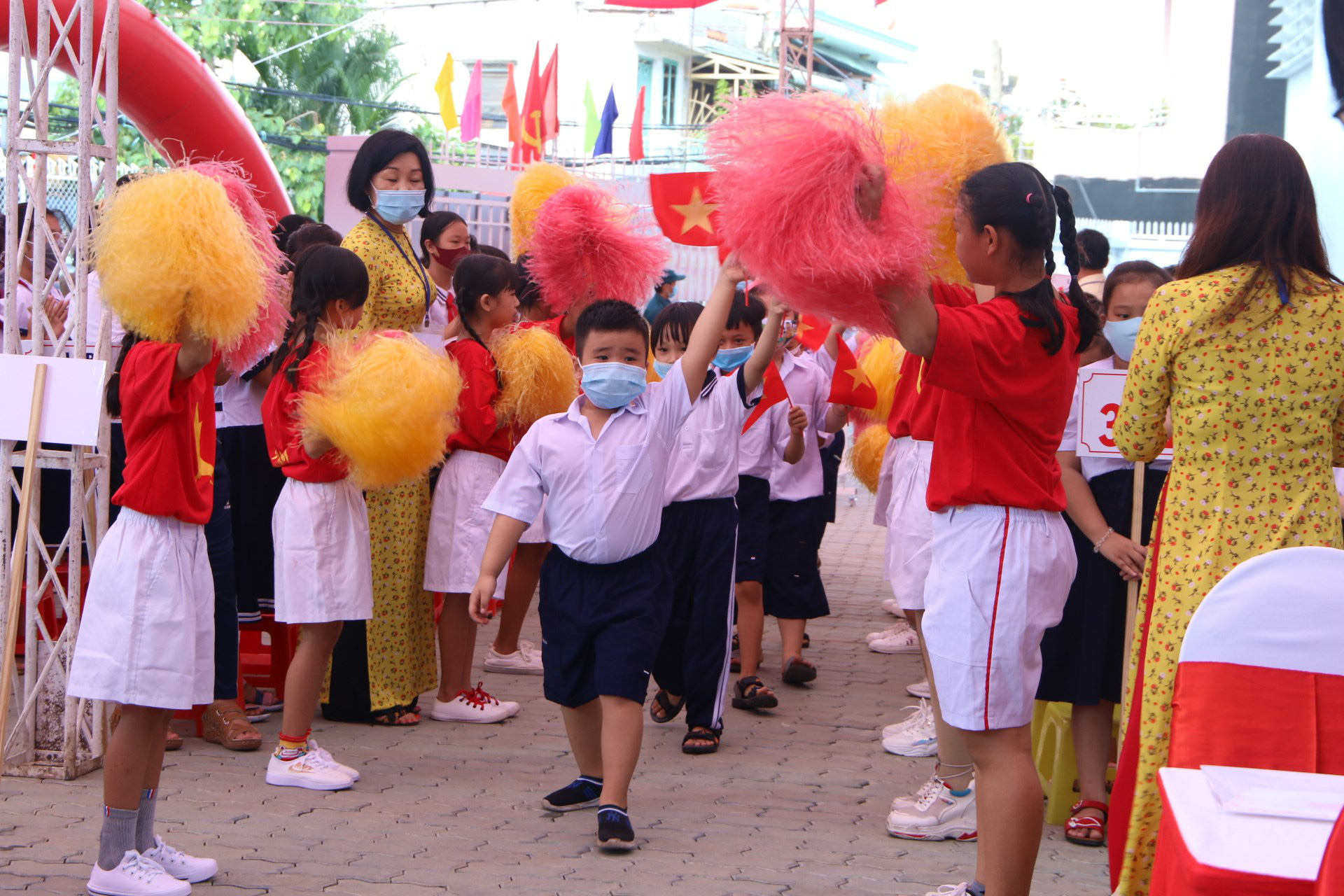 Khai trường, đ&oacute;n năm học nhiều đổi mới - Ảnh 30.