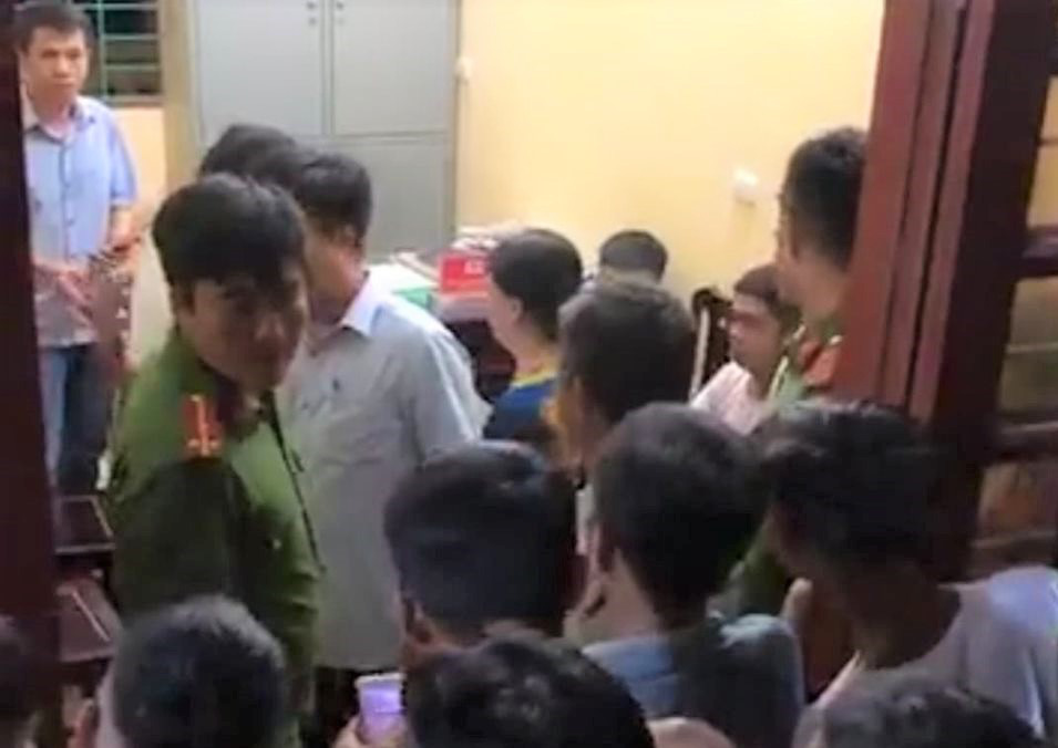 Phó trưởng công an xã nổ súng khiến nam sinh lớp 12 trúng đạn bị đình chỉ công tác