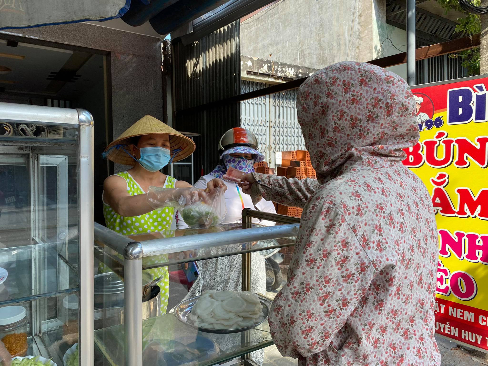 Đà Nẵng: Hàng quán ăn uống nhộn nhịp trở lại trong ngày đầu nới lỏng giãn cách - Ảnh 11.