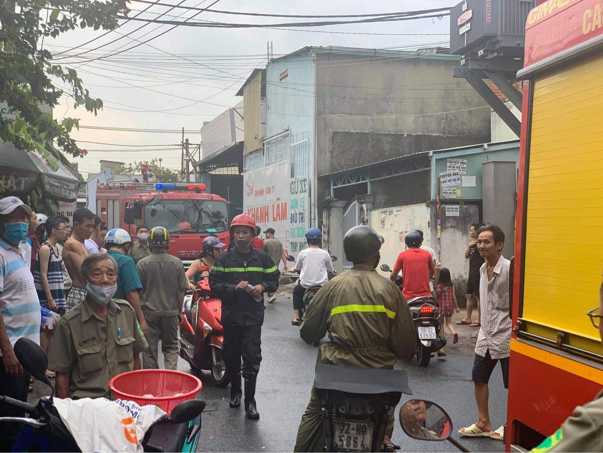 Cháy lớn thiêu rụi toàn bộ ôtô, xe máy trong kho phụ tùng