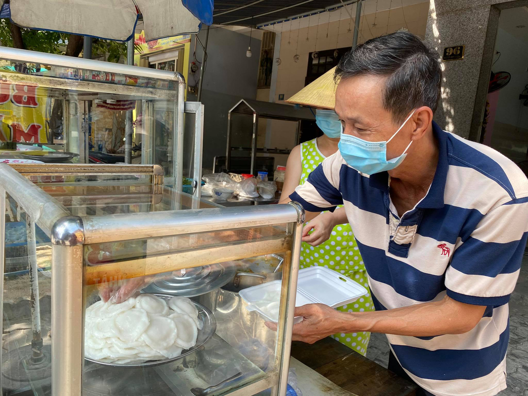 Đà Nẵng: Hàng quán ăn uống nhộn nhịp trở lại trong ngày đầu nới lỏng giãn cách - Ảnh 12.