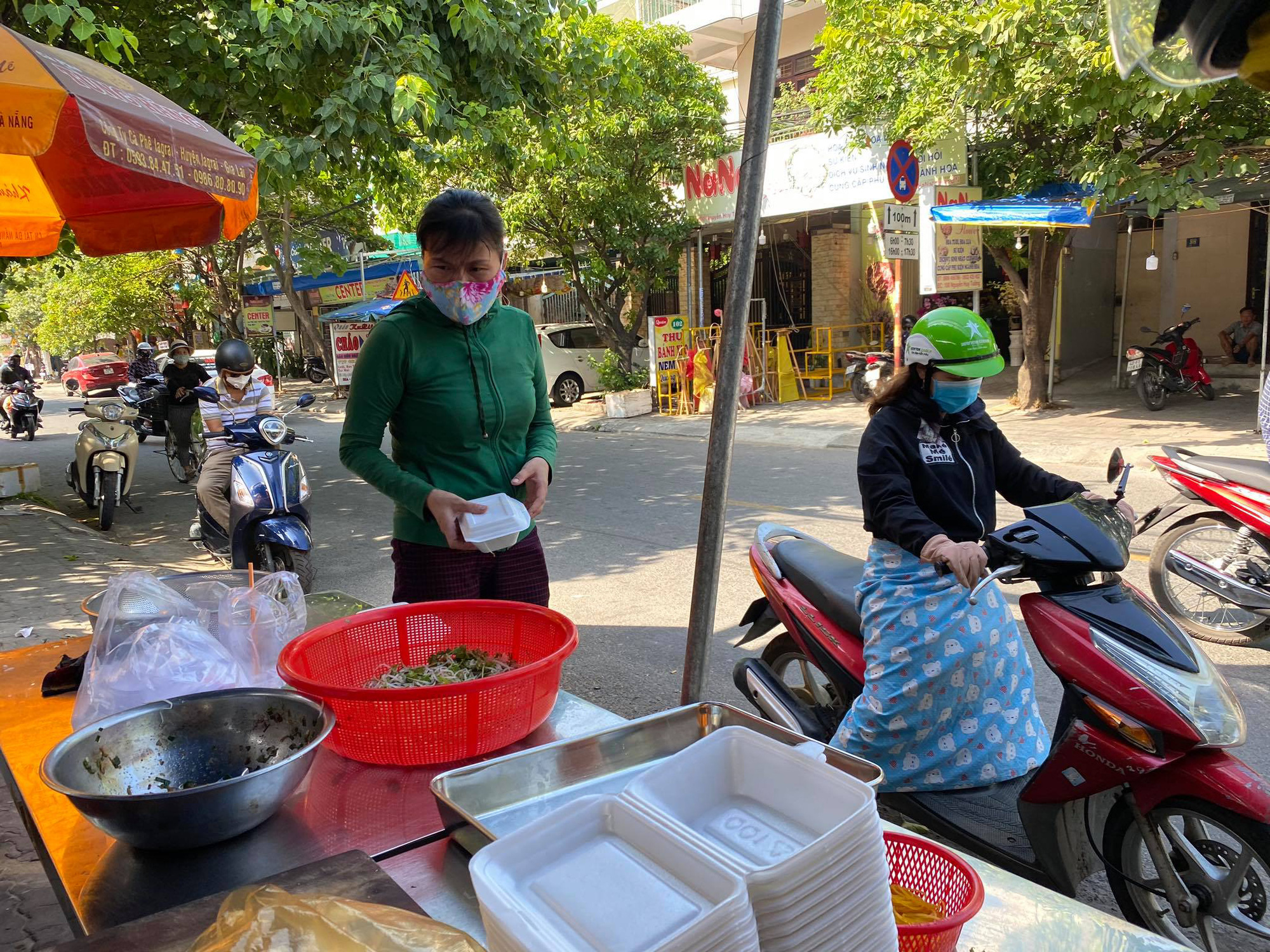 Đà Nẵng: Hàng quán ăn uống nhộn nhịp trở lại trong ngày đầu nới lỏng giãn cách - Ảnh 8.
