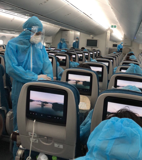 Sân bay Tân Sơn Nhất đón 405 người Việt từ Hàn Quốc - Ảnh 5.