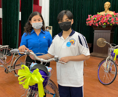San sẻ khó khăn với đoàn viên và con đoàn viên