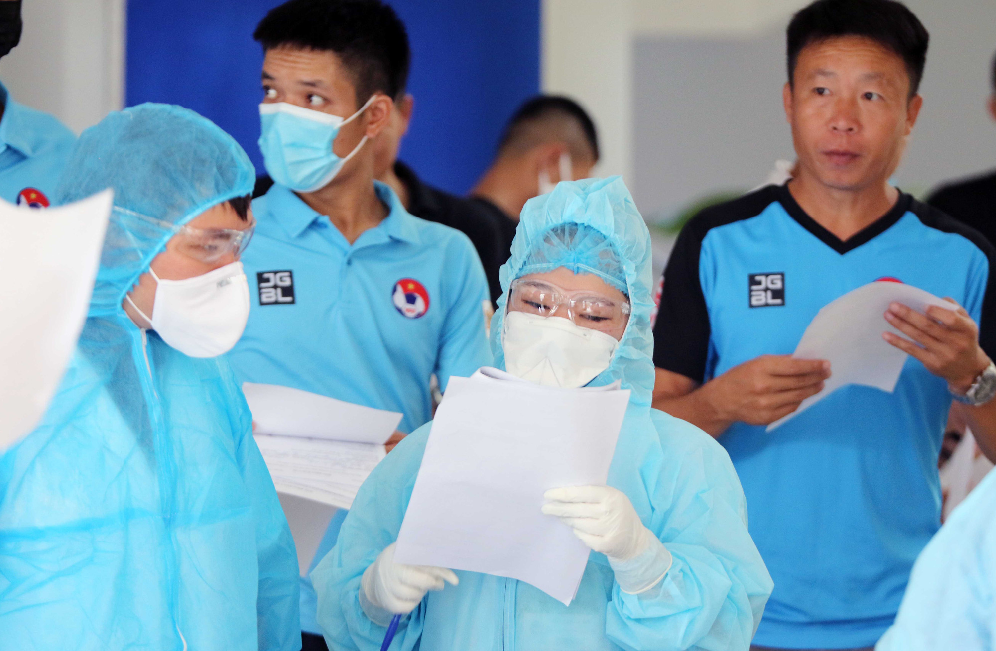 Cận cảnh lấy mẫu xét nghiệm Covid-19 các trọng tài trước ngày V-League tái xuất - Ảnh 2.