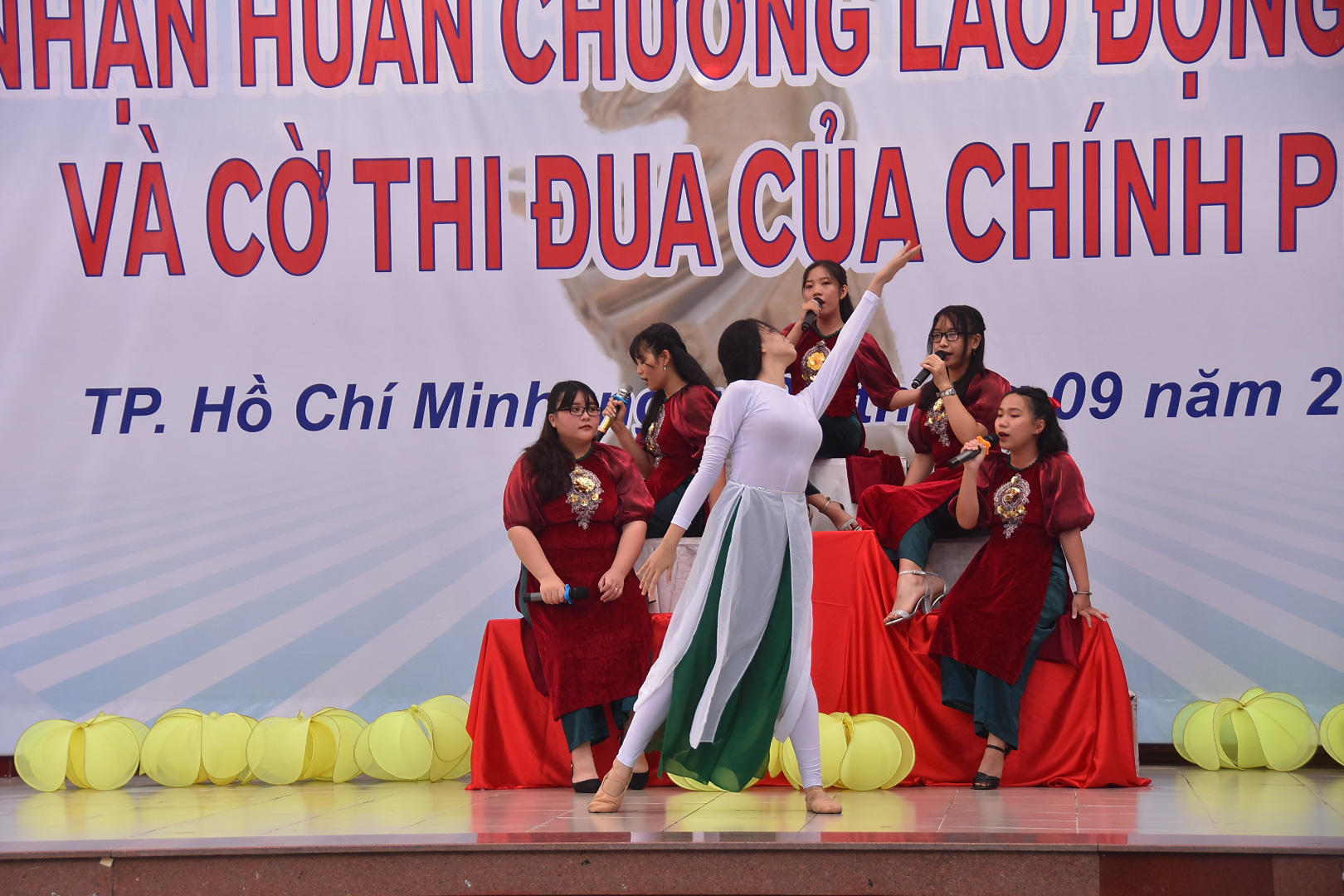 Khai trường, đ&oacute;n năm học nhiều đổi mới - Ảnh 12.