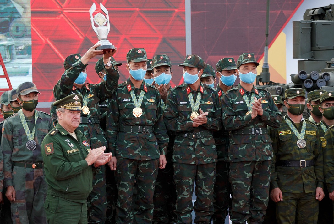 Tuyển xe tăng Việt Nam nhận cúp vô địch Army Games 2020