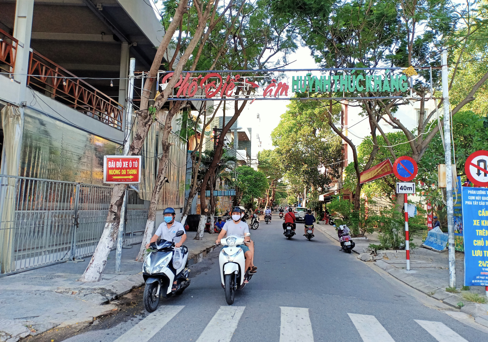 Đà Nẵng: Hàng quán ăn uống nhộn nhịp trở lại trong ngày đầu nới lỏng giãn cách - Ảnh 1.