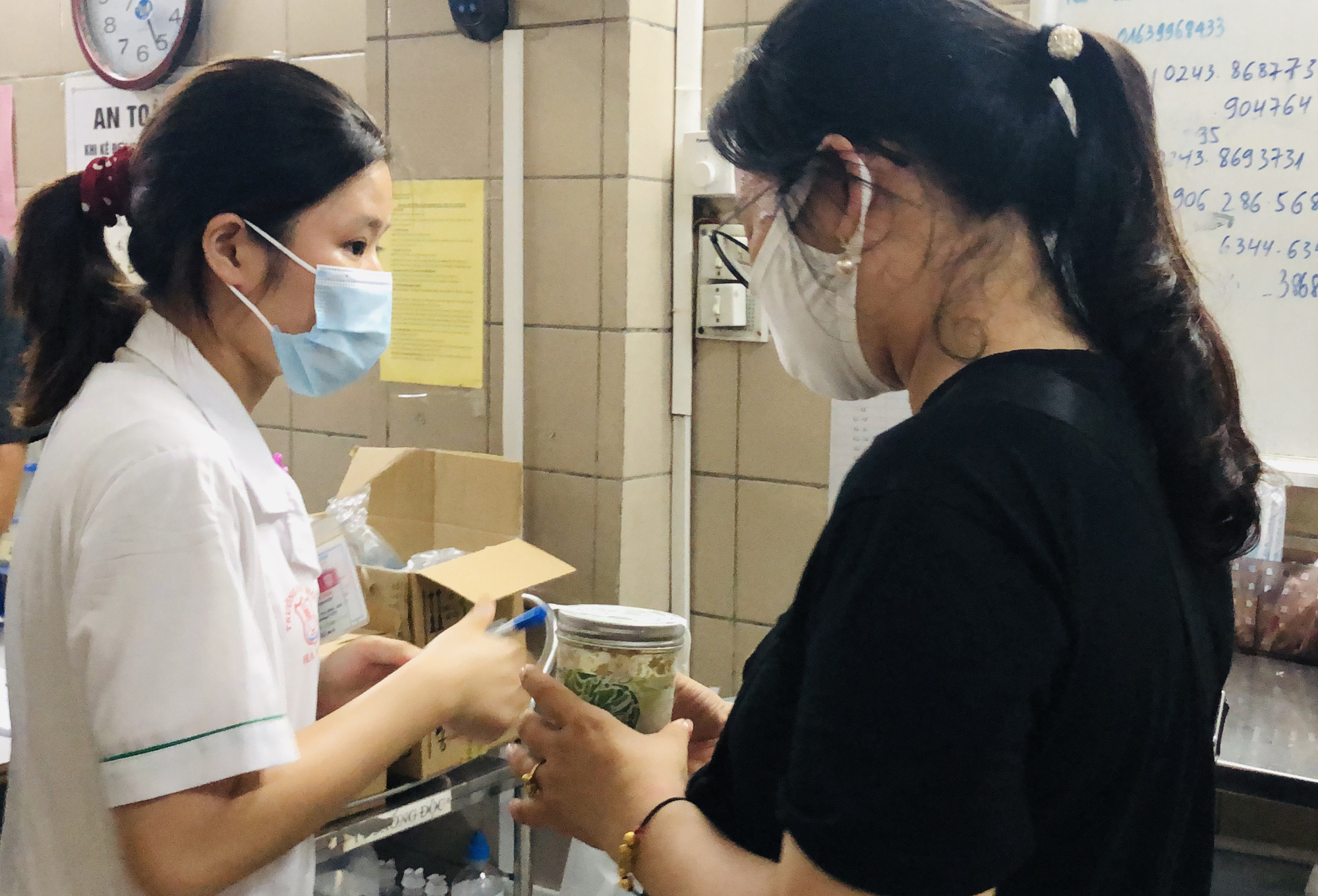 Hà Nội chưa liên hệ được với hơn 100 người đã mua pate Minh Chay - Ảnh 2.