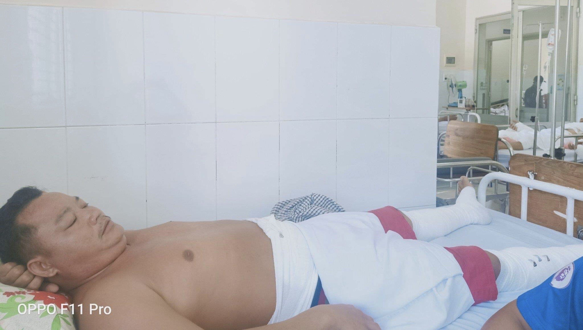 Ghe gỗ bán tạp hóa trên sông phát nổ,vợ chồng gặp nạn