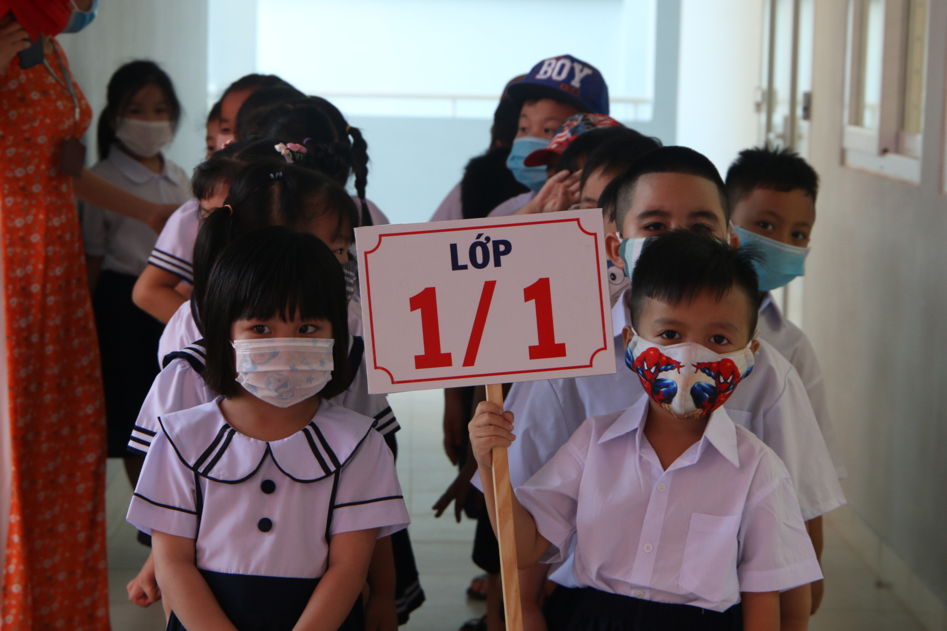 Biểu cảm của học sinh lớp 1 trong ngày khai giảng - Ảnh 2.