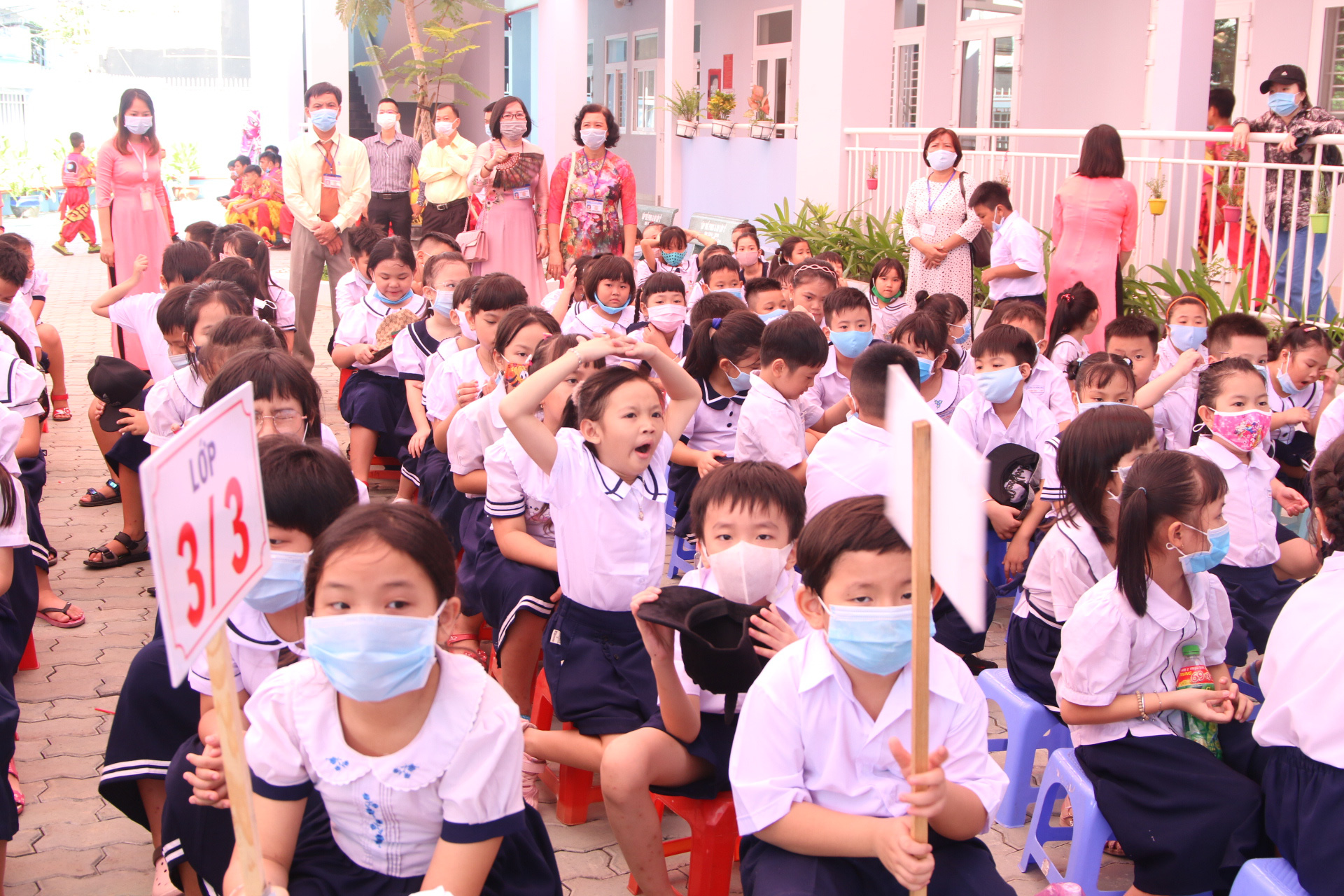 Biểu cảm của học sinh lớp 1 trong ngày khai giảng - Ảnh 4.
