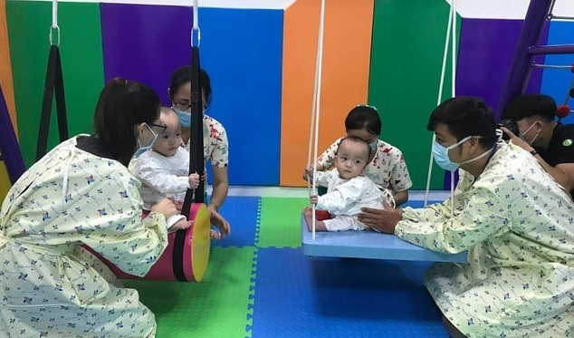 Tr&uacute;c Nhi - Diệu Nhi tập n&oacute;i, cưỡi ngựa, vẽ tranh - Ảnh 3.