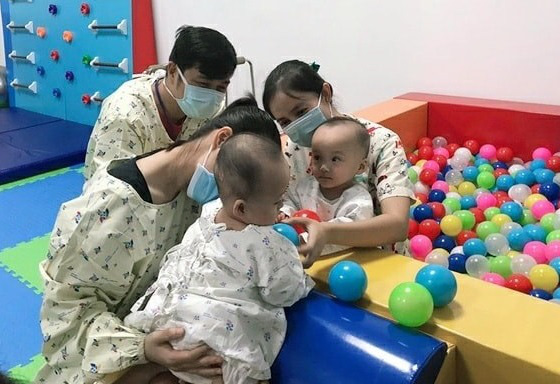 Tr&uacute;c Nhi - Diệu Nhi tập n&oacute;i, cưỡi ngựa, vẽ tranh - Ảnh 1.