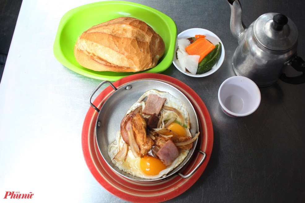 Bánh mì Hòa Mã hơn 60 năm ở Sài Gòn, ngon hay không chỉ là khái niệm! - Ảnh 1.