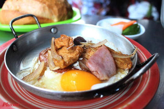 Bánh mì Hòa Mã hơn 60 năm ở Sài Gòn, ngon hay không chỉ là khái niệm! - Ảnh 2.
