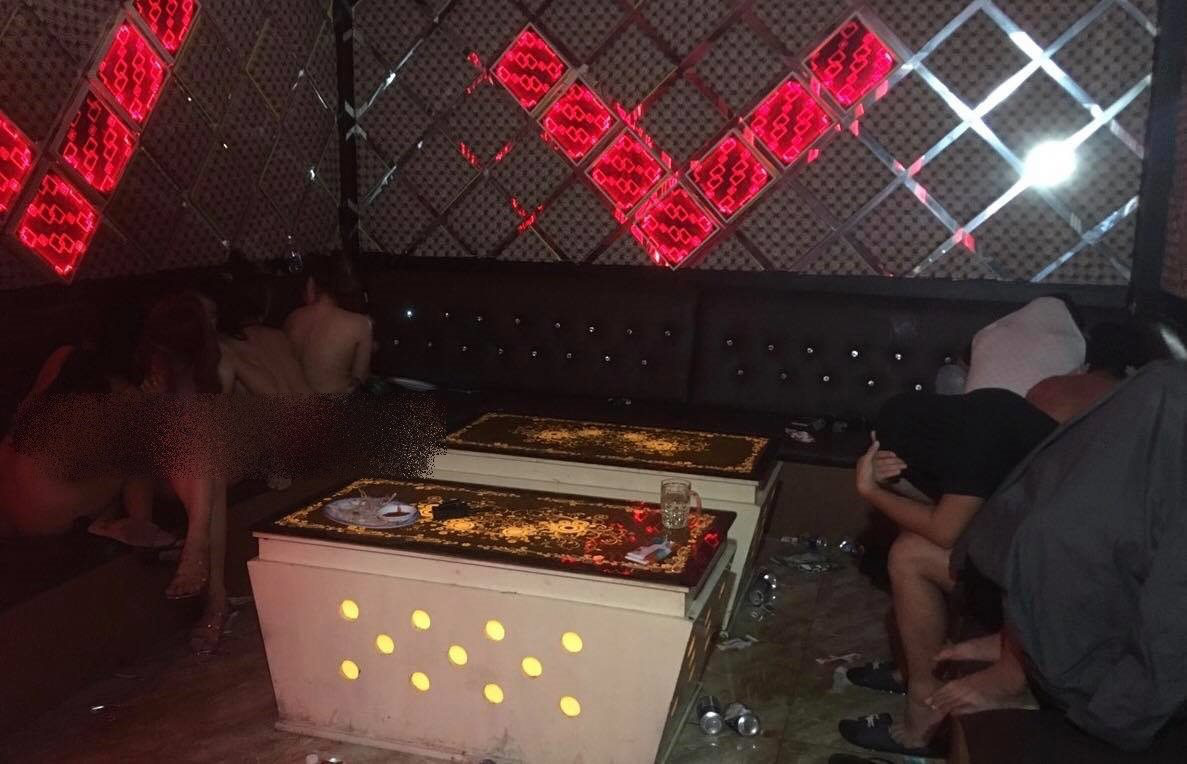 Nữ nhân viên quán karaoke thoát y nhảy múa với khách