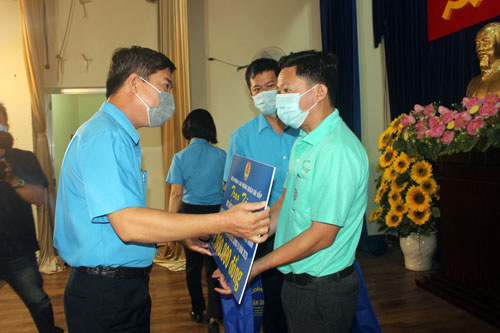 Giúp công nhân bớt khó khăn