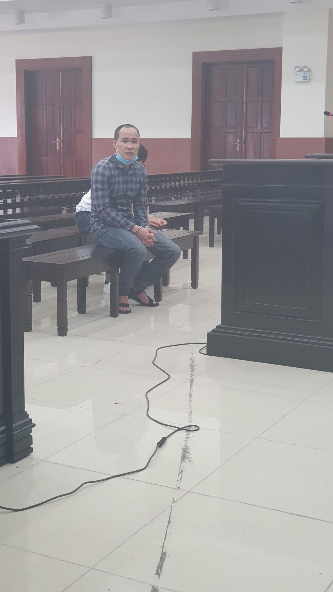 Ăn nhậu rồi dùng gậy tre đánh chủ quán tử vong