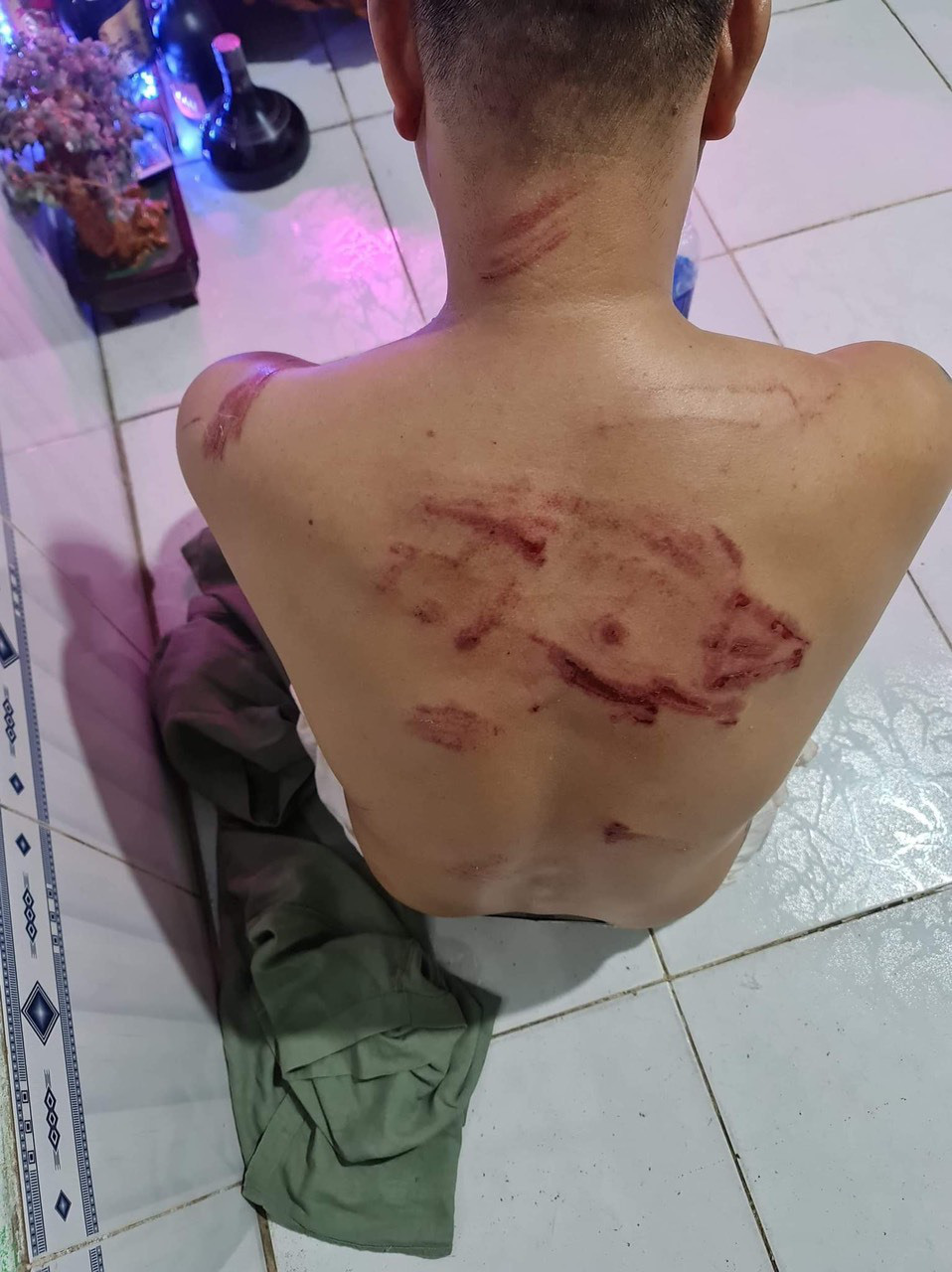 Nửa đêm xông vào nhà truy sát người