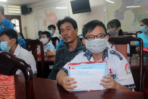 Tặng học bổng cho con đoàn viên nghiệp đoàn
