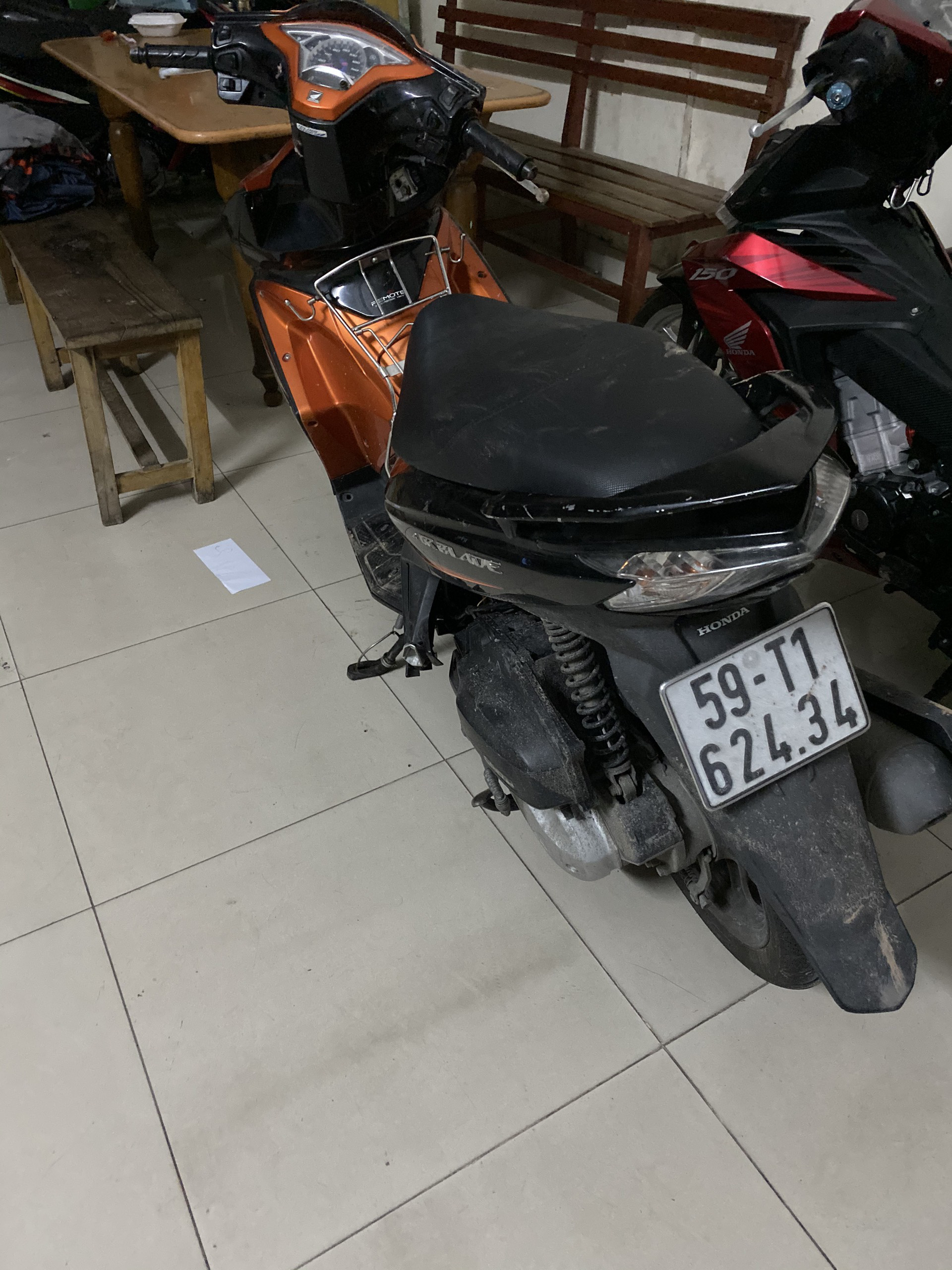 Trinh s&aacute;t truy đuổi 2 t&ecirc;n cướp t&aacute;o tợn ở quận 7 - Ảnh 2.