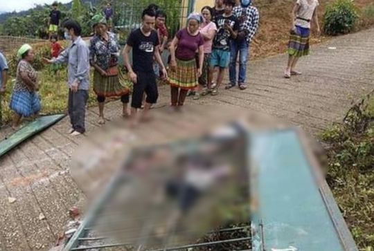 Cổng trường mầm non bất ngờ đổ sập đè 3 học sinh tử vong