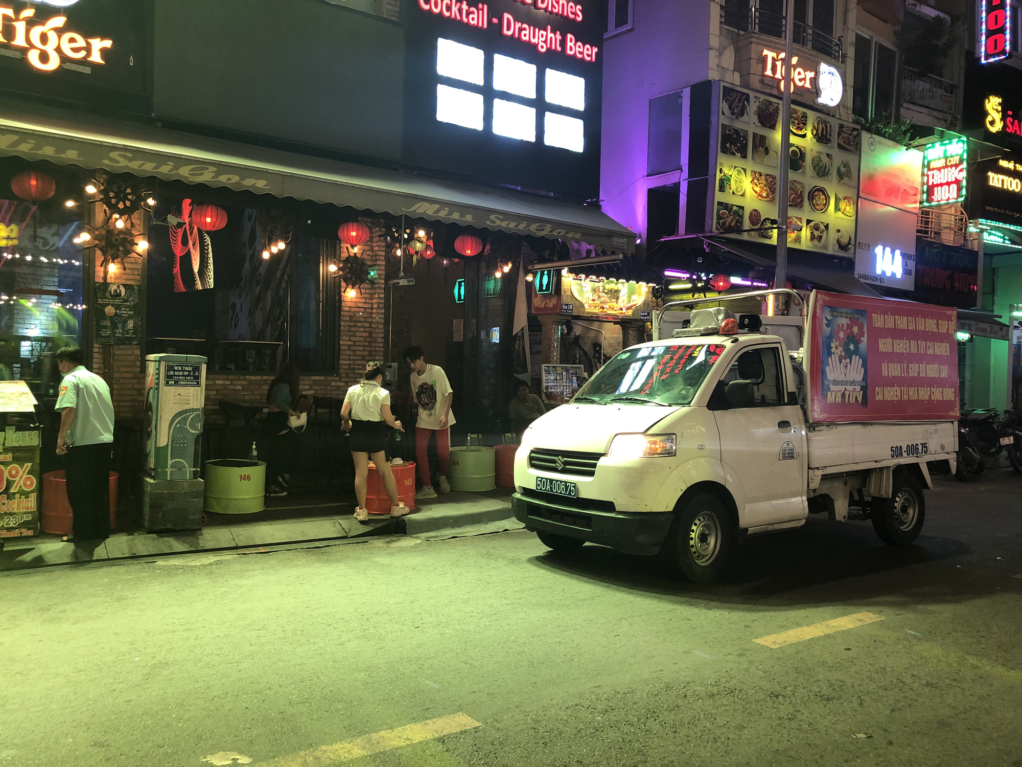 Phố Tây Bùi Viện bắt đầu nhộn nhịp trở lại - Ảnh 4.