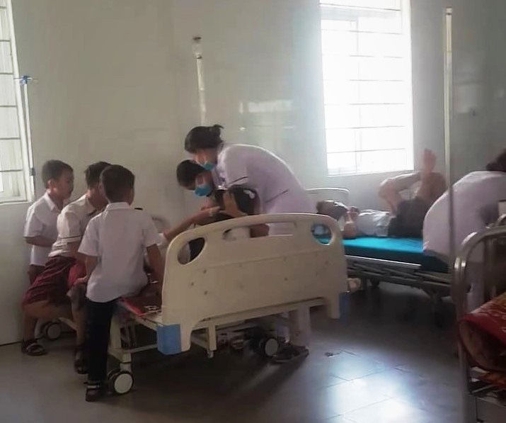 H&agrave;ng chục học sinh tiểu học nhập viện cấp cứu v&igrave; bị ong đốt - Ảnh 1.