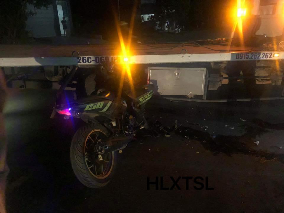 Chạy xe m&aacute;y kh&ocirc;ng BKS t&ocirc;ng xe cứu hộ giao th&ocirc;ng, 2 người thương vong - Ảnh 2.