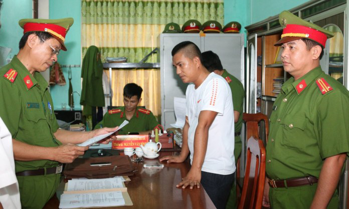 Nghi đối thủ "cài bẫy" trên ruộng, cậu và cháu cùng đồng bọn đánh chủ máy gặt nhập viện