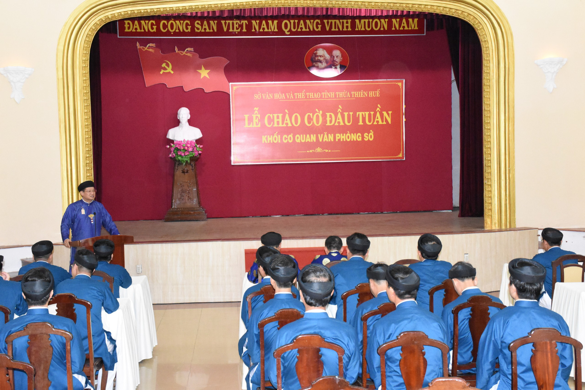 L&atilde;nh đạo ng&agrave;nh văn h&oacute;a l&ecirc;n tiếng chuyện nam c&ocirc;ng chức mang &aacute;o d&agrave;i ngũ th&acirc;n đến c&ocirc;ng sở - Ảnh 7.